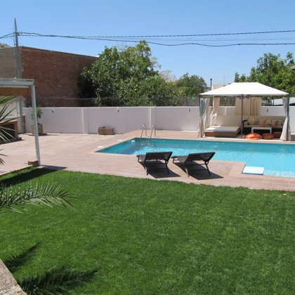 Cesped piscina
